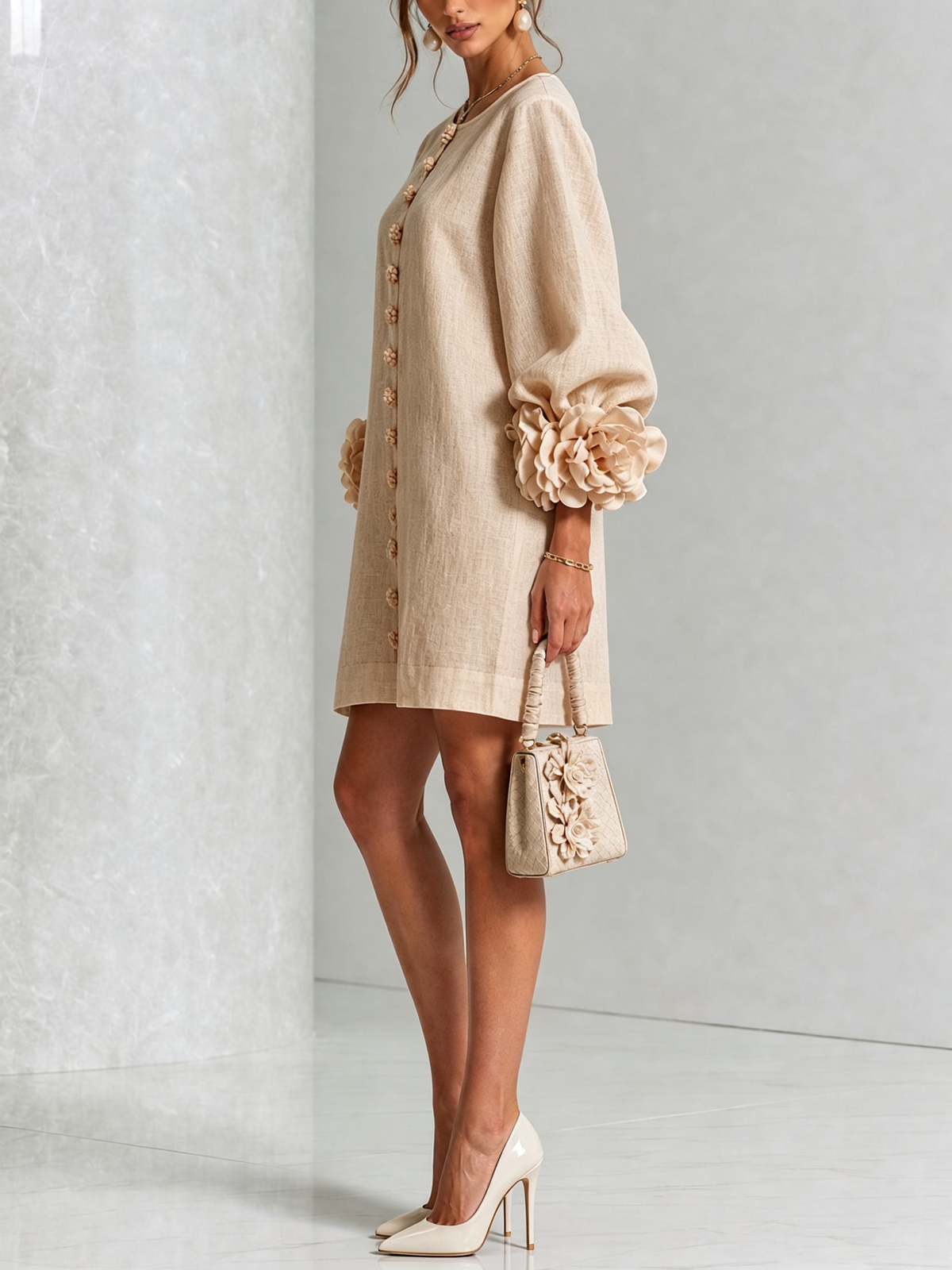 🌸 Minivestido Branco com Botões e Punhos Florais de Destaque