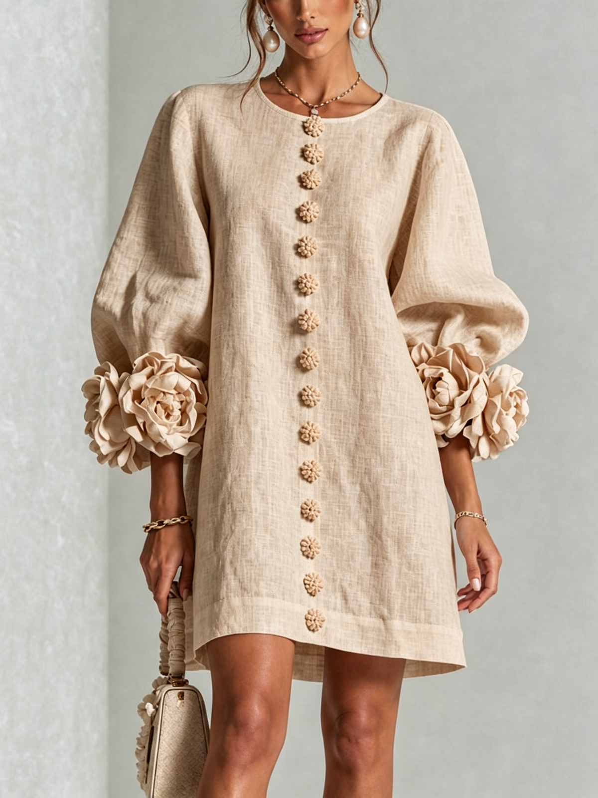 🌸 Minivestido Branco com Botões e Punhos Florais de Destaque