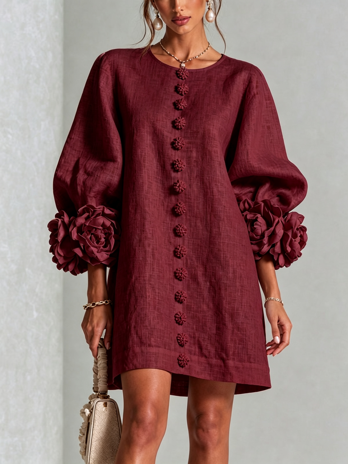 🌸 Minivestido Branco com Botões e Punhos Florais de Destaque
