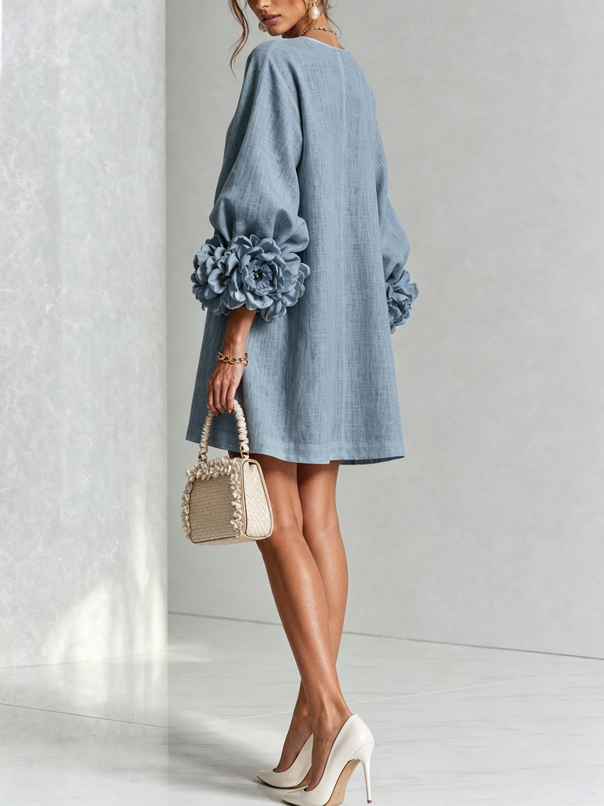 🌸 Minivestido Branco com Botões e Punhos Florais de Destaque