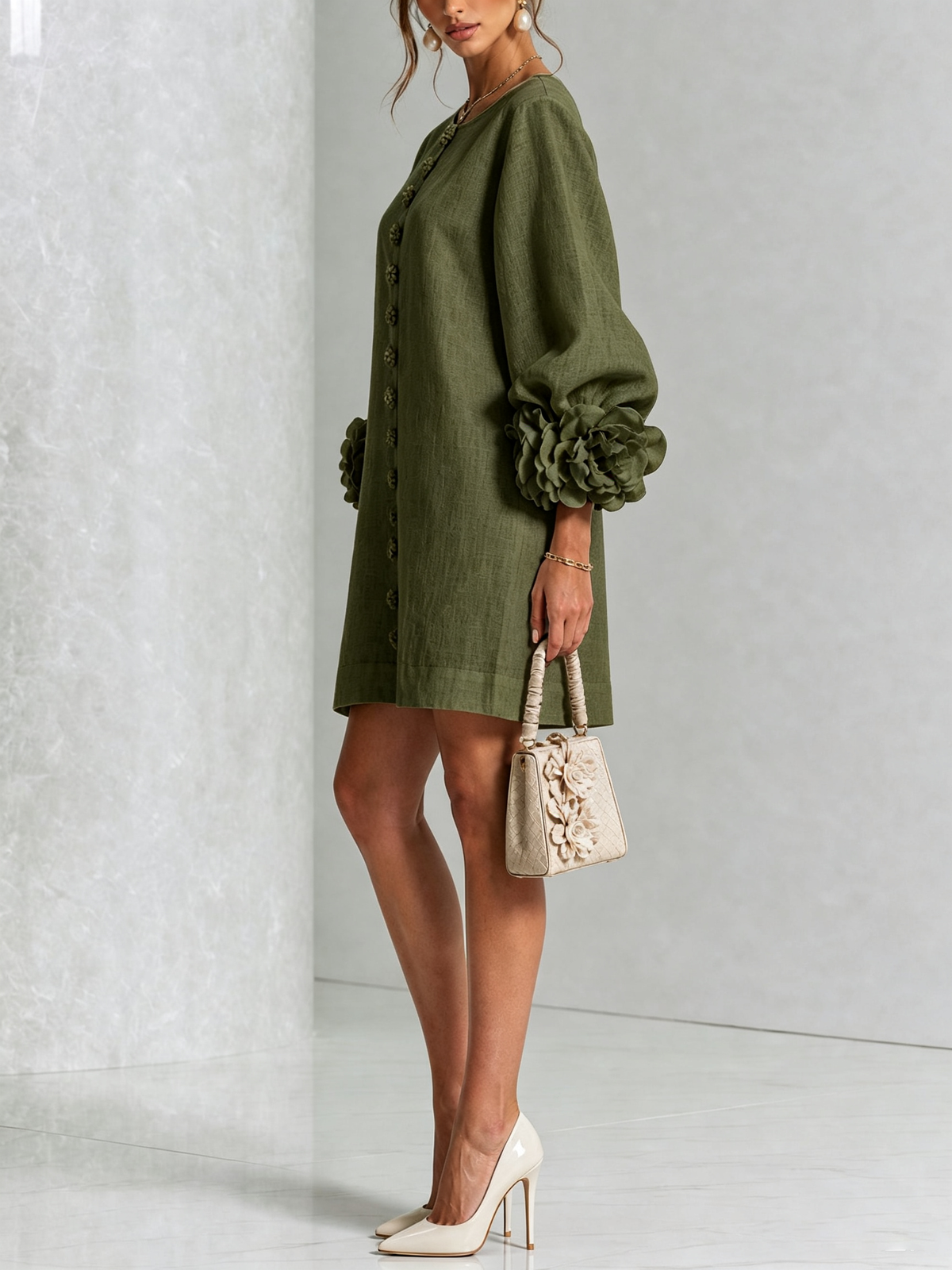 🌸 Minivestido Branco com Botões e Punhos Florais de Destaque