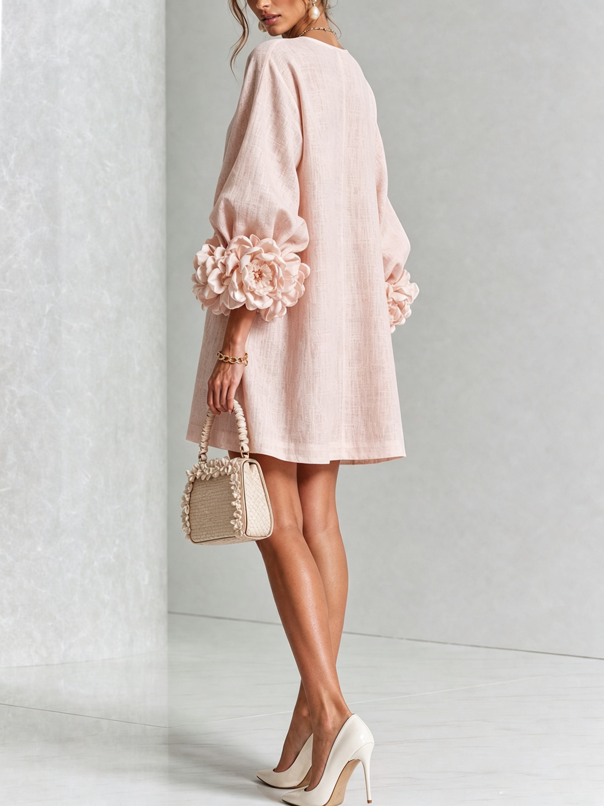 🌸 Minivestido Branco com Botões e Punhos Florais de Destaque