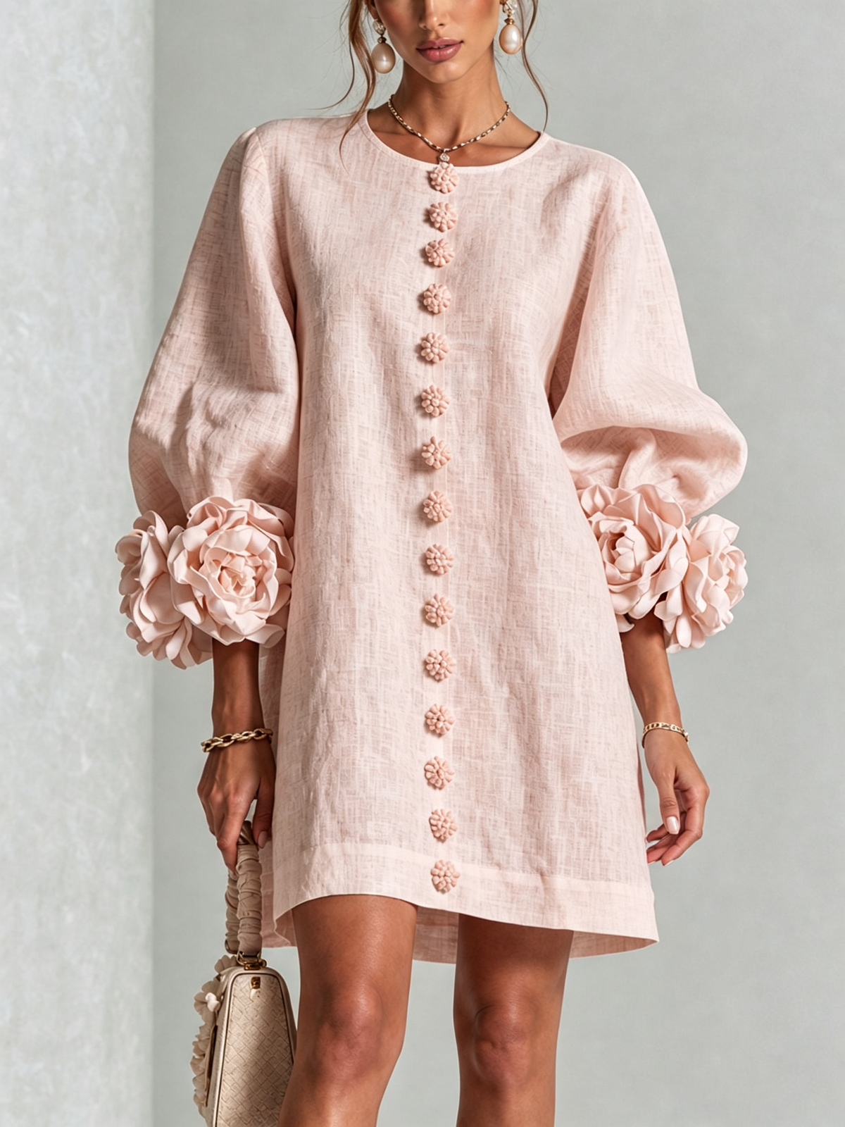 🌸 Minivestido Branco com Botões e Punhos Florais de Destaque