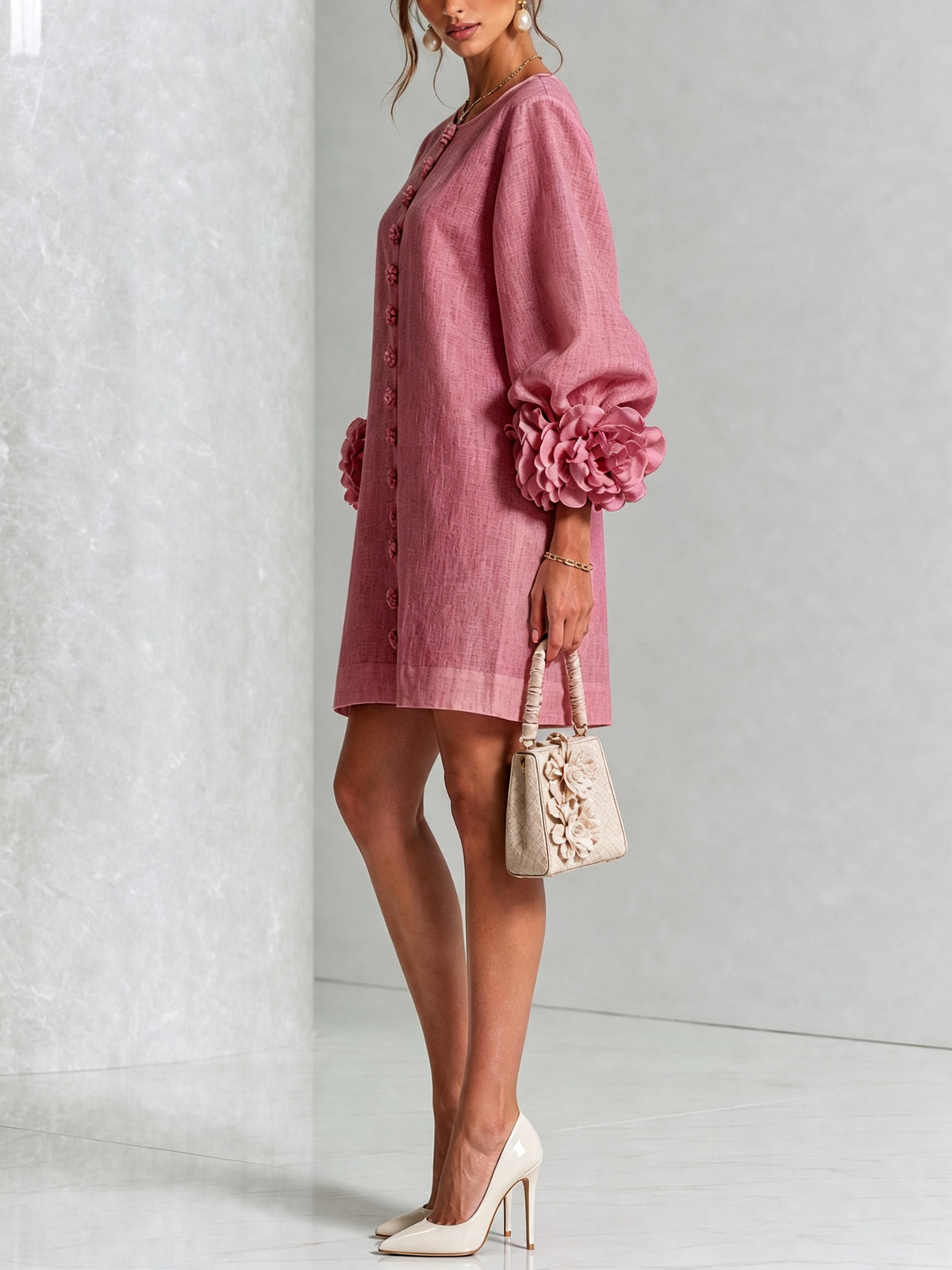 🌸 Minivestido Branco com Botões e Punhos Florais de Destaque