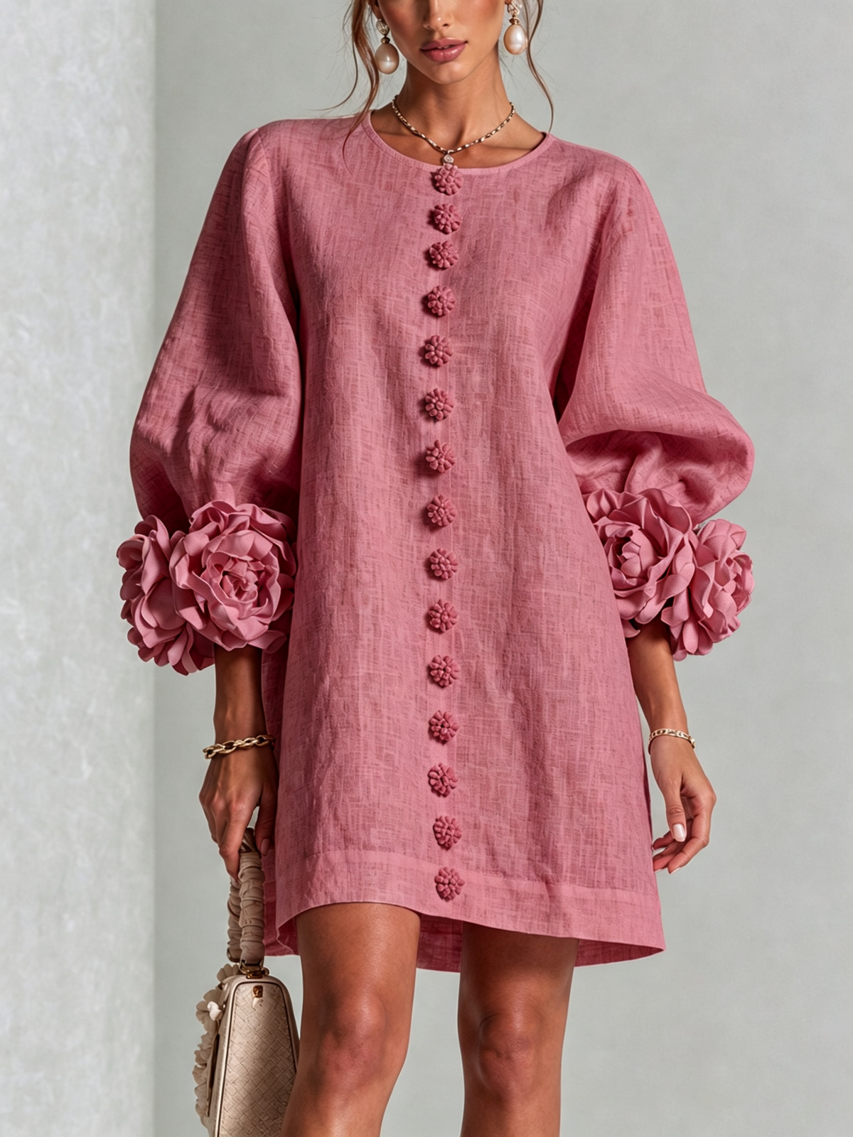 🌸 Minivestido Branco com Botões e Punhos Florais de Destaque