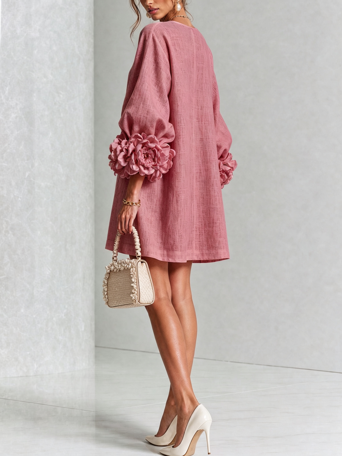 🌸 Minivestido Branco com Botões e Punhos Florais de Destaque