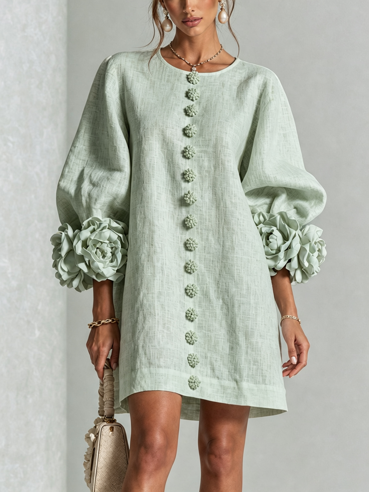 🌸 Minivestido Branco com Botões e Punhos Florais de Destaque
