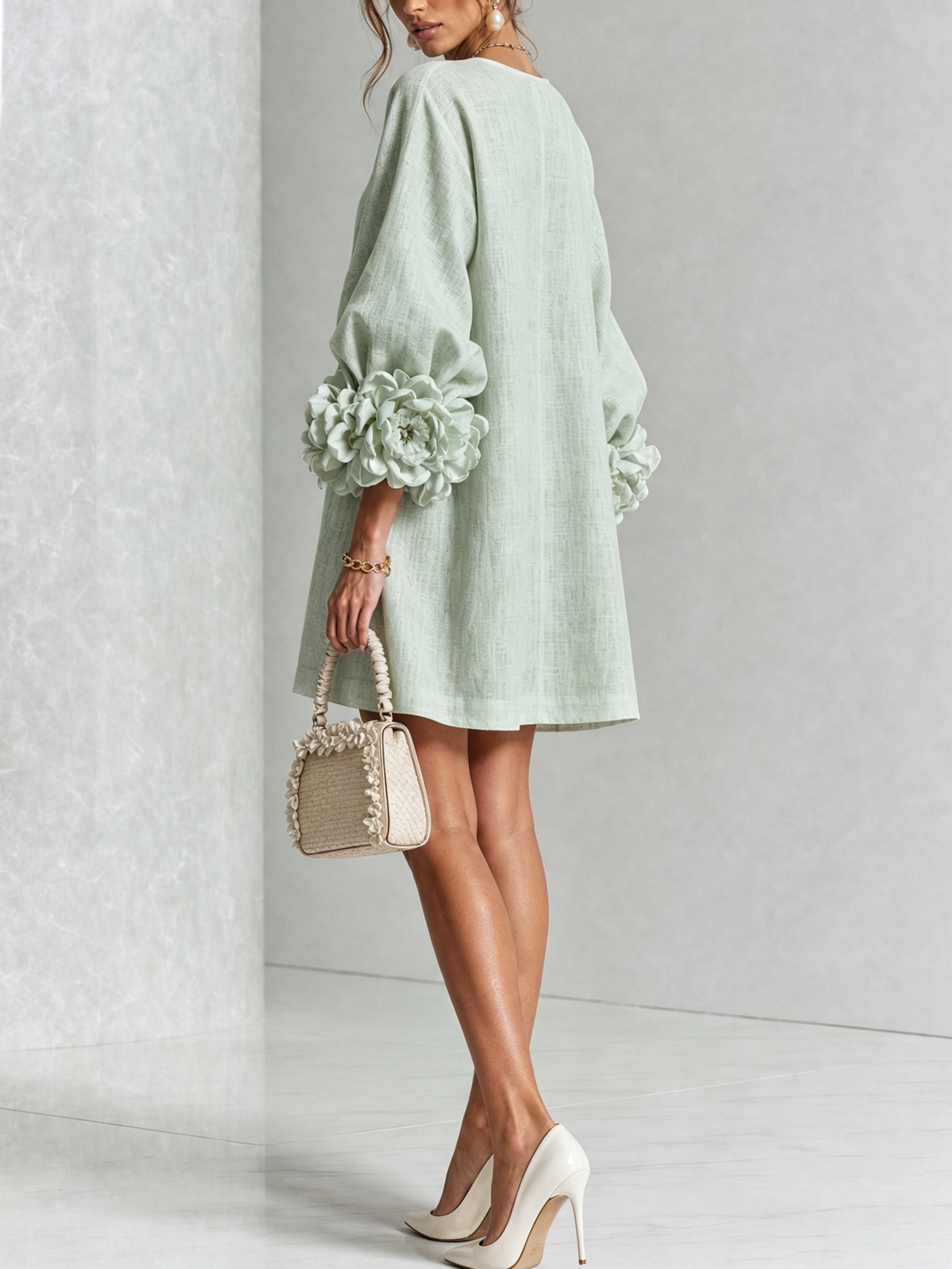 🌸 Minivestido Branco com Botões e Punhos Florais de Destaque