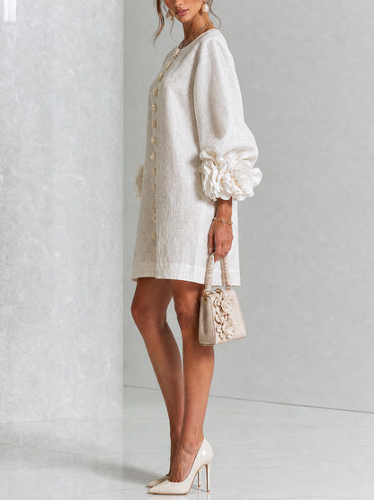 🌸 Minivestido Branco com Botões e Punhos Florais de Destaque