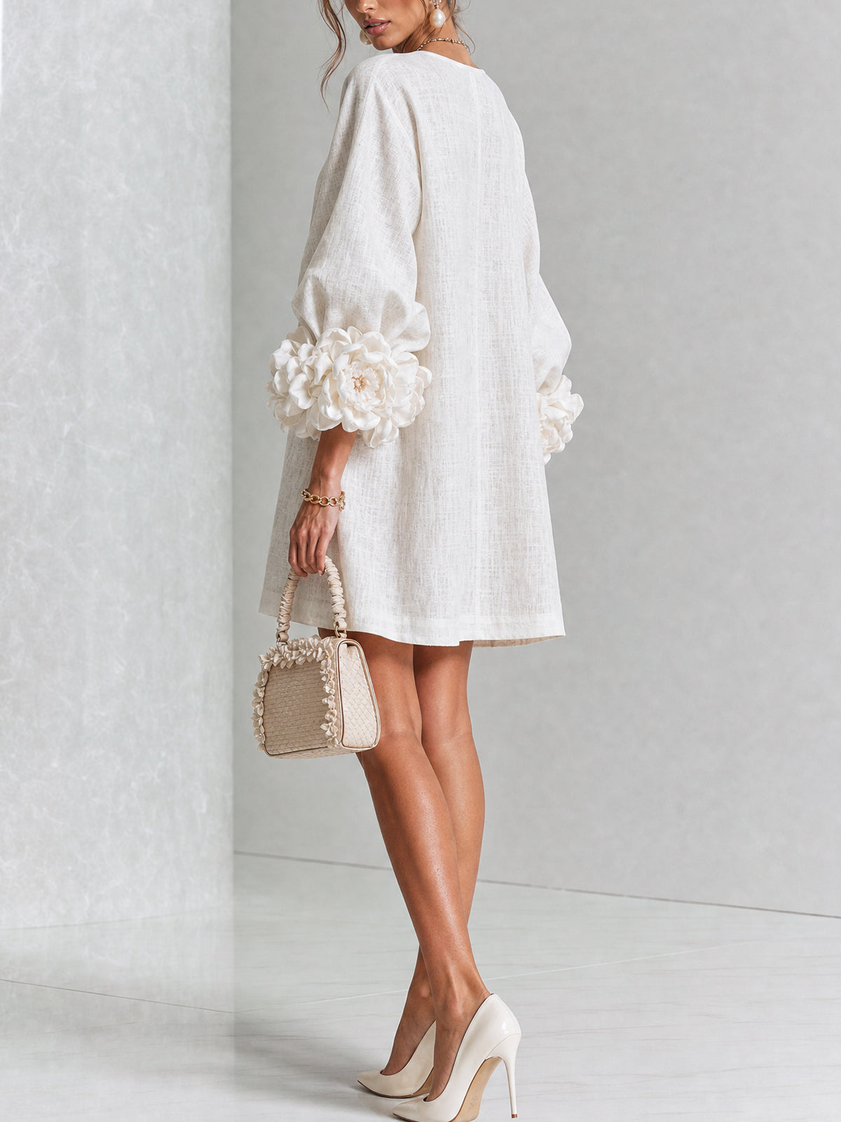 🌸 Minivestido Branco com Botões e Punhos Florais de Destaque