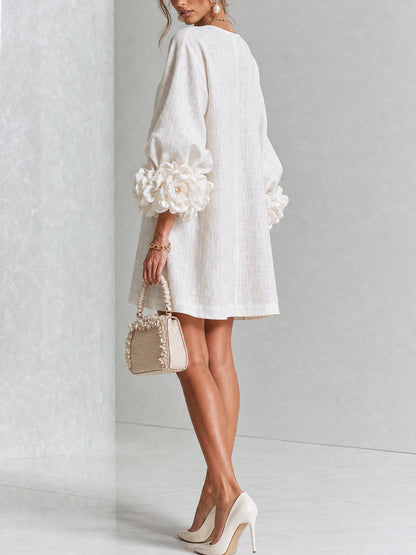 🌸 Minivestido Branco com Botões e Punhos Florais de Destaque