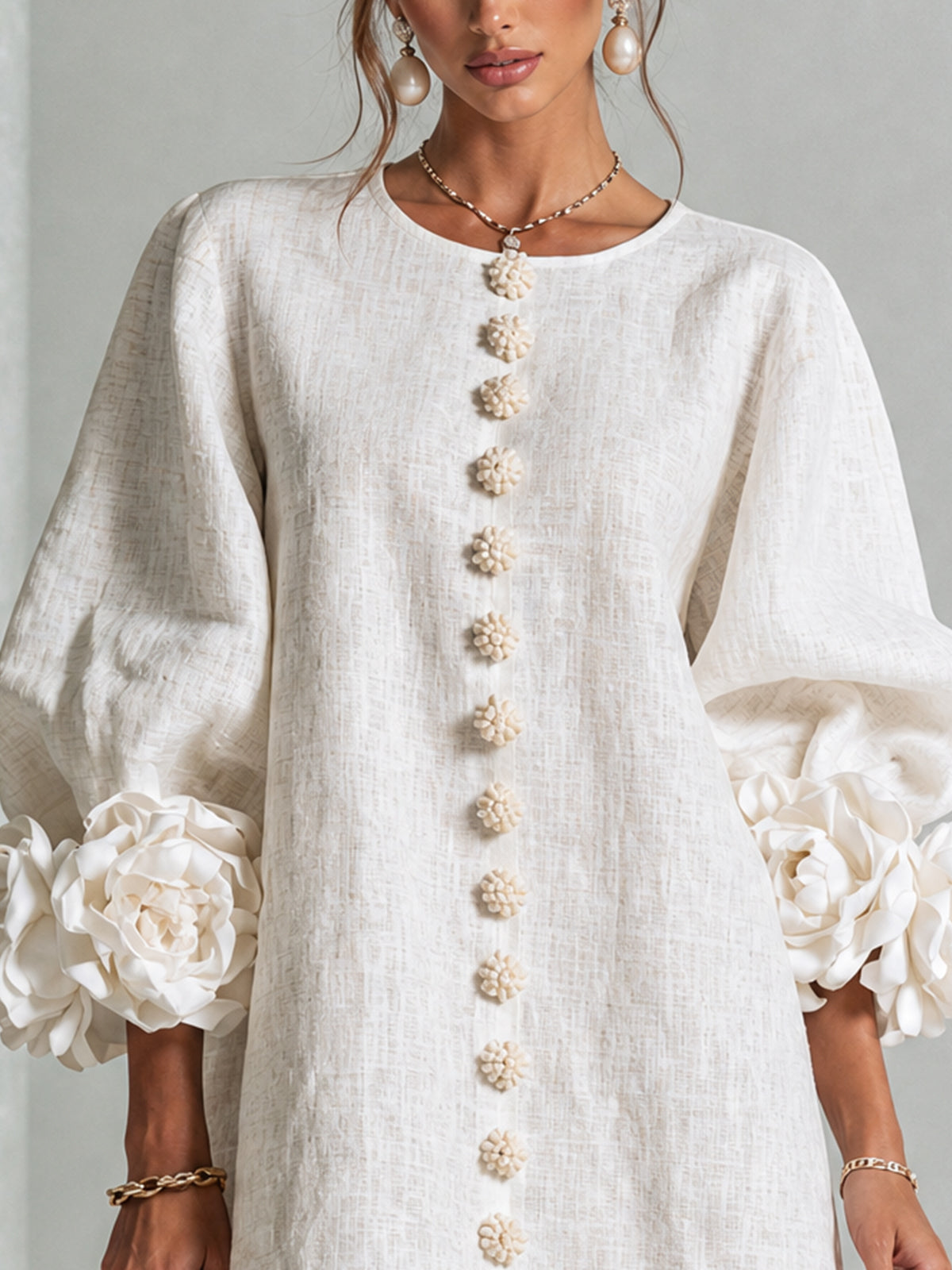 🌸 Minivestido Branco com Botões e Punhos Florais de Destaque