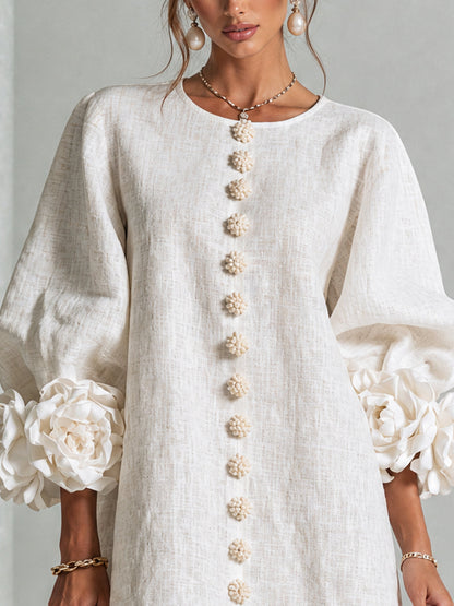 🌸 Minivestido Branco com Botões e Punhos Florais de Destaque