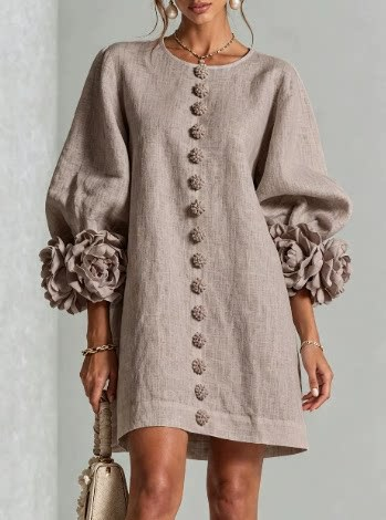 🌸 Minivestido Branco com Botões e Punhos Florais de Destaque